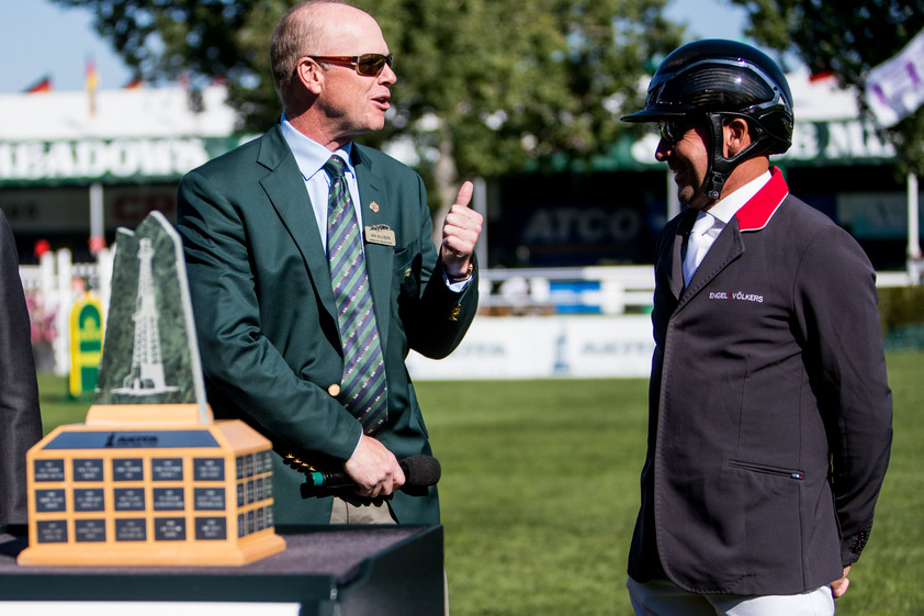 Ian Allison and Eric Lamaze at the prize giving of the Akita Drilling Cup (Photo: Rolex Grand Slam of Show Jumping / Ashley Neuhof)