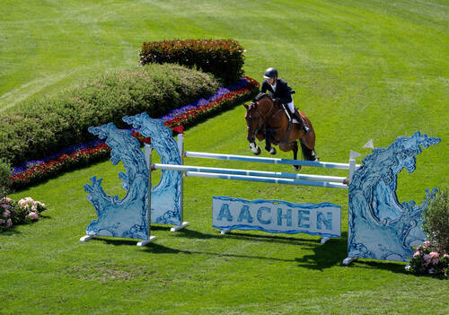 Gilles Thomas (BEL) in competition with Happy Landais in the Prize of Soers