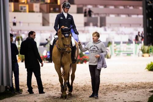 Ben Maher sur Explosion W lors des Prix des Vins de Geneve, accompagnés par Cormac Kenny (Photo: Rolex Grand Slam / Ashley Neuhof)