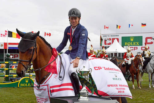 Das Bild zeigt Scott Brash und "Ursula", die Gewinner des "CP 'International', presented by Rolex", mit der Rolex Grand Slam Trophy im "International Ring" von Spruce Meadows. Das Bild darf nur im Zusammenhang mit der Pressemitteilung verwendet werden. (Bild: Rolex Grand Slam of Show Jumping/Kit Houghton)