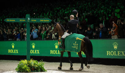 Willem Greve (NED) auf Highway TN N.O.P. bedankt sich nach seinem Sieg im Rolex Grand Prix 's-Hertogenbosch bei den Zuschauern (Foto: Rolex Grand Slam / Ashley Neuhof).