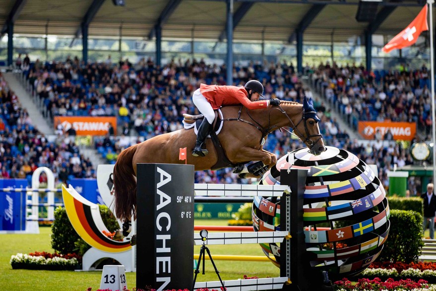 Reiten Pferd Pokal Kinder Medaillen mit Deutschland-Bändern Turnier mit Springen 